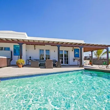 Puerto Del Carmen Sleeps 8 Pool Air Con Wifi Puerto del Carmen (Lanzarote)