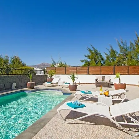 Puerto Del Carmen Sleeps 8 Pool Air Con Wifi Villa Puerto del Carmen (Lanzarote)